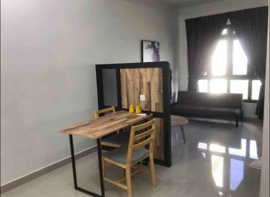 One Team At Iskandar Medini نوساجايا المظهر الخارجي الصورة